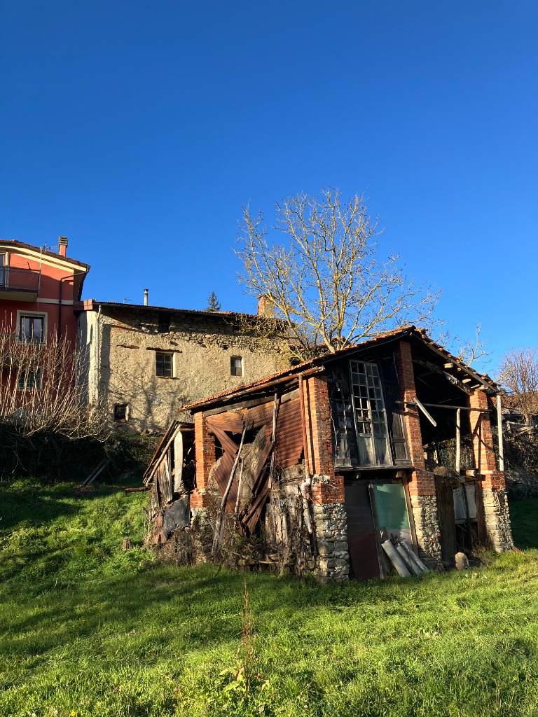 Rustic building and garden at Casa del Noce
